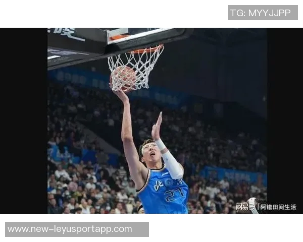 周琦半场强势表现内线统治力显现贡献7分5篮板助力球队奋勇争先 周琦半场强势表现内线统治力显现贡献7分5篮板助力球队奋勇争先